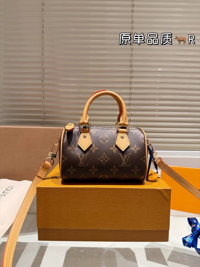 全套包装 Lv Nano Speedy 16 枕头包 Lv 新款系列 枕头包 手袋,全网首发 Lv Speedy Nano 枕头包这款Retiro 手袋以标志性