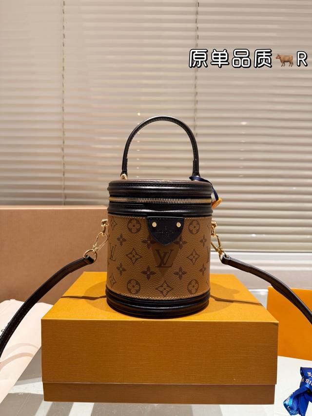 原单品质 发财桶 全套包装 今日盐上身的是这款 Lv Cannes圆筒包 俗称饭桶包饭盒包,拼色老花款是最难买的 造型小巧精致,拎在手中超显气质 也可以单肩斜挎