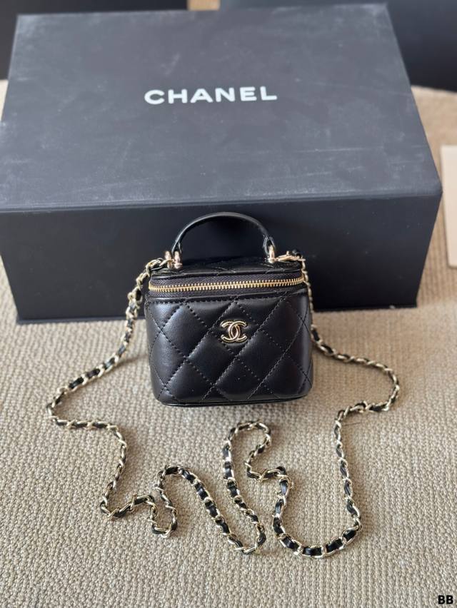 Chanel 盒子包 慵懒随性又好背 上身满满的惊喜 高级慵懒又随性 彻底心动的一只 Size：10 9Cm