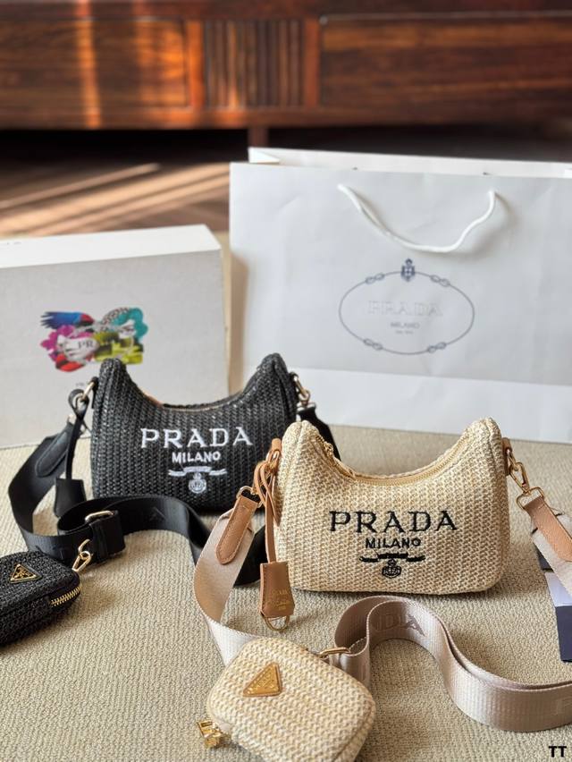 Prada绝美草编包 是背 Prada 阳光草编包的夏天啦 马上夏至了，来推荐这只 Prada阳光草编包 编织和皮革，清爽也文艺，让你也可甜可美。设计也非常实用