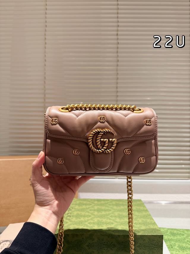 牛皮 飞机盒折叠礼盒 Size：22M Gucci Marmont 2 经典款啦 质量很好 性价比高 牛皮品质