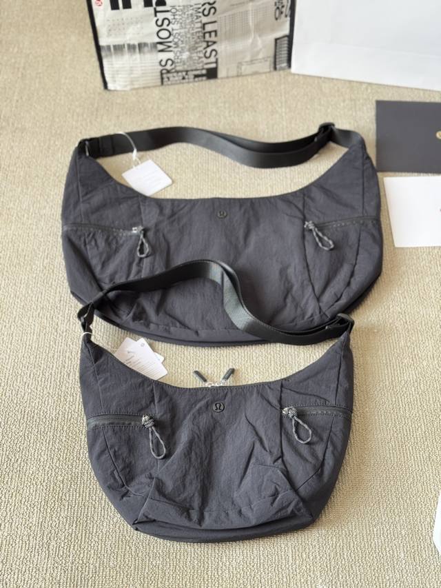 大号 Lululemon Slouchy 斜挎包 Lululemon Slouchy 斜挎包 大号尺寸：35 25Cm 小号尺寸：30 17Cm 大小两个型号，