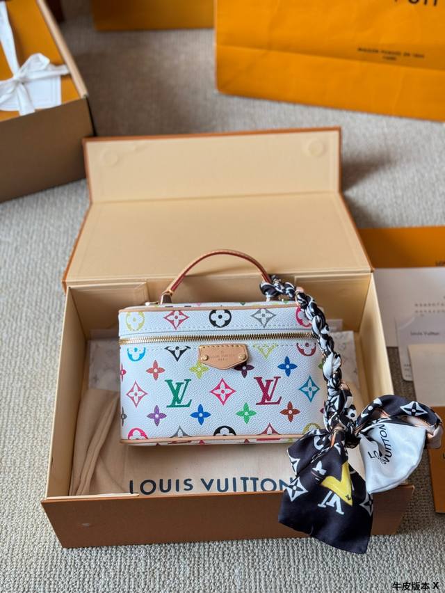 牛皮版本 村上隆 白三彩 Lv 2025 Vanity Chain Pouch 手袋 包包 Vanity Chain Pouch 手袋以经典化妆箱为灵感，同样采