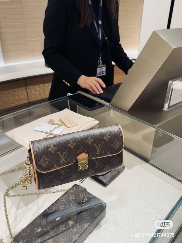 Lv新款Pochette Camille链条包在巴黎的春天百货 欧 容量很大能装充电宝粉饼口红墨镜 链条可以改变长短可以斜挎和单肩 美丽不过万 憋不住屁的我直接