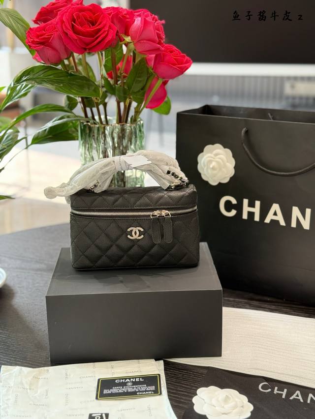 一只Chanel25C盒 Chanel25Clp包型黑金链条包来袭 染经典黑银配色 高级感满满。荔枝牛皮,质感超好。 茧岛链条的设计既复古又时尚，无论是手拿还是