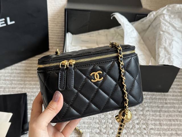 配盒 镜子 金球包！好运滚滚啦！ Size：18Cm Chanel 小香家 金球 化妆小盒子 有了小镜子 各种拗造型