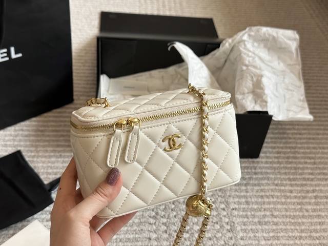 配盒 镜子 金球包！好运滚滚啦！ Size：18Cm Chanel 小香家 金球 化妆小盒子 有了小镜子 各种拗造型