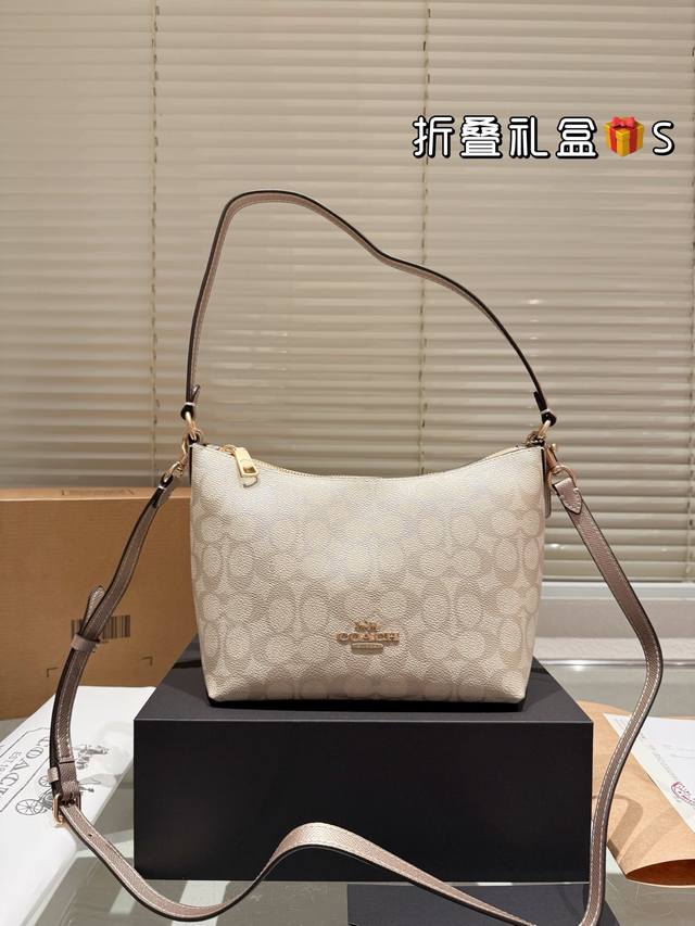 牛皮版本 Coach 新品 Zip Top 腋下斜挎女包 这个尺寸的包包，感觉大小也是很合适 有自带拉链设计，可手提腋下，十分方便 包包自带闪光效果，亮亮的，超