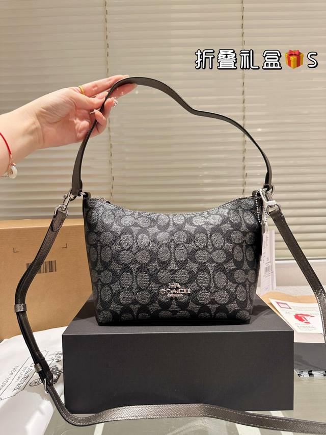 牛皮版本 Coach 新品 Zip Top 腋下斜挎女包 这个尺寸的包包，感觉大小也是很合适 有自带拉链设计，可手提腋下，十分方便 包包自带闪光效果，亮亮的，超