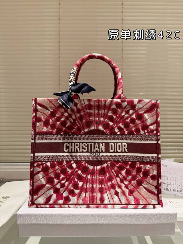 原单刺绣 Dior 提花 托特包 配内胆 Dior Book Tote今年最喜欢的一款购物袋 Tote我用的次数最多的包，因为容量超级大，不管什么东西都向里面放