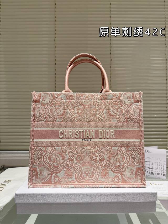 原单刺绣 Dior 提花 托特包 配内胆 Dior Book Tote今年最喜欢的一款购物袋 Tote我用的次数最多的包，因为容量超级大，不管什么东西都向里面放