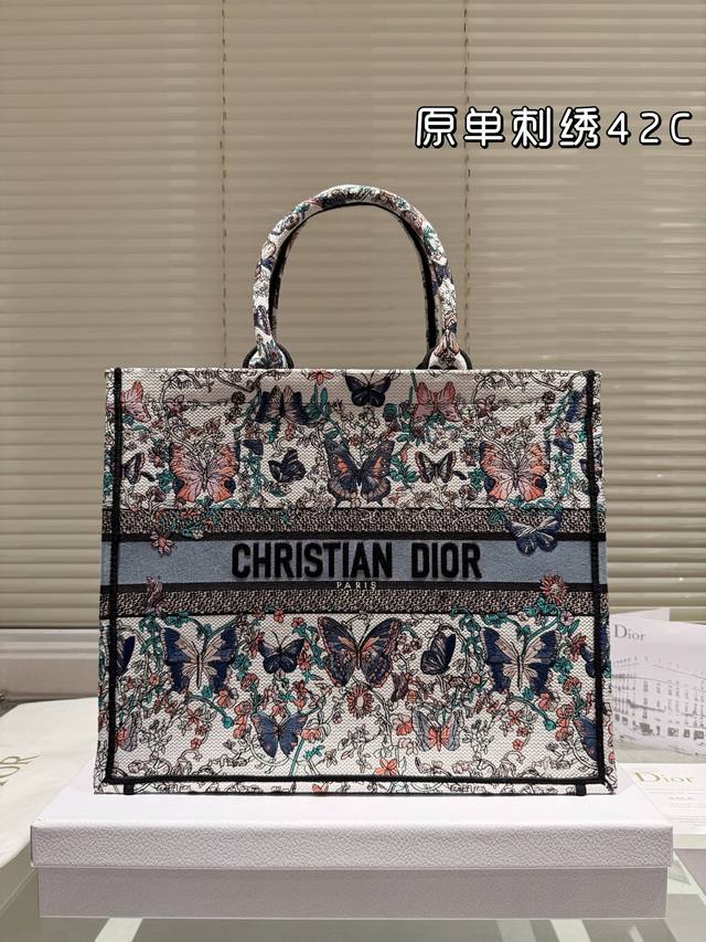 原单刺绣 Dior 提花 托特包 配内胆 Dior Book Tote今年最喜欢的一款购物袋 Tote我用的次数最多的包，因为容量超级大，不管什么东西都向里面放