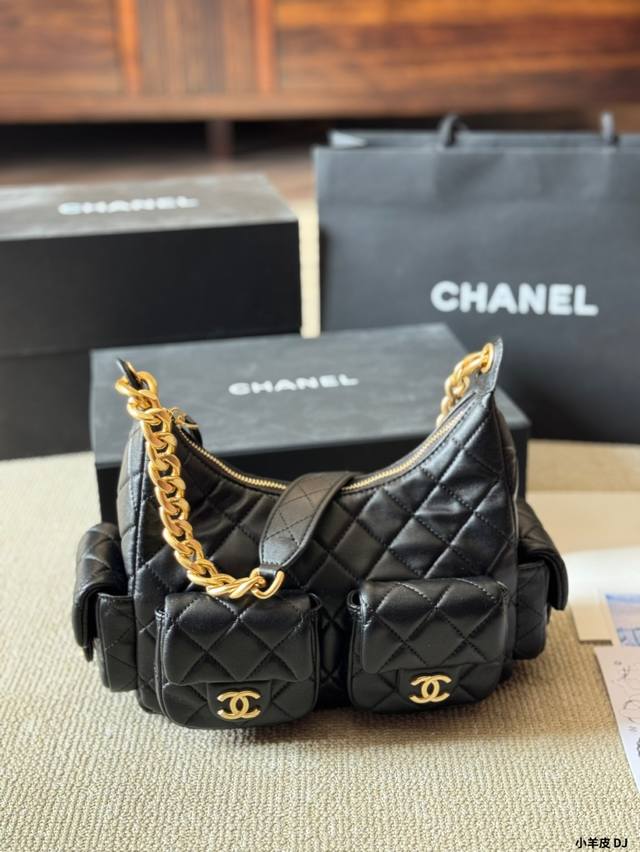 小羊皮 Chanel 25C Jennie同款Hono包 25C 早春度假系列 Jennie加持的款都非常火爆[ 这只嬉皮包真的好绝，功能性口袋设计又潮又复古，