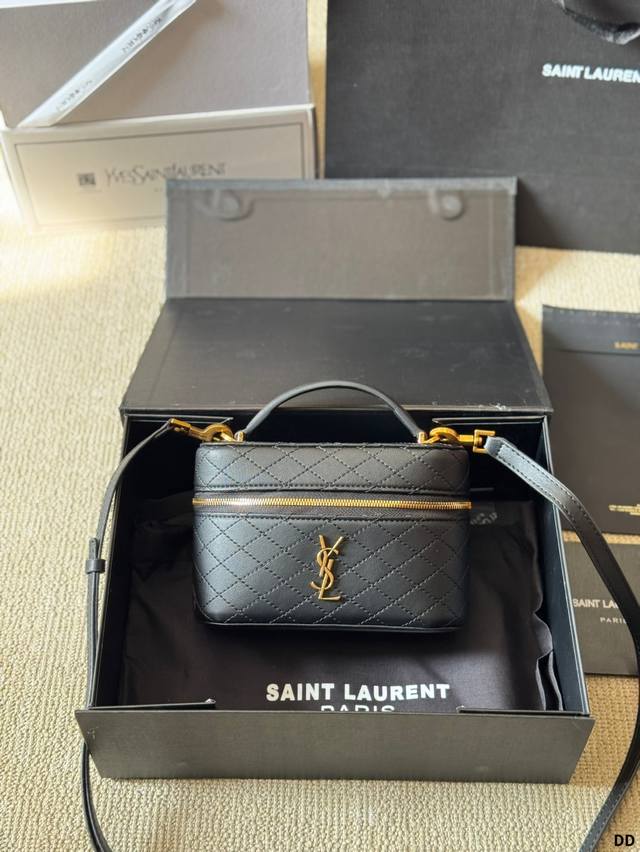 牛皮版本 Ysl Mini Gaby Rose 同款哟！ Ysl 盒子包 慵懒随性又好背 上身满满的惊喜 高级慵懒又随性 彻底心动的一只 Size：18 12C