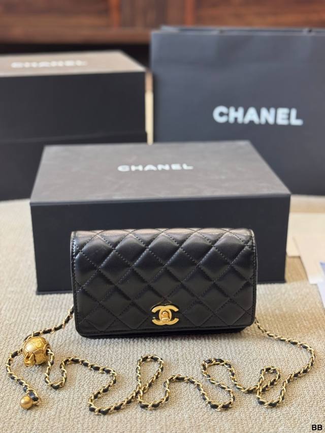 Chanel Woc 金球发财包 小香牛皮最近好多明星都在背 Chanel 19 这款包是由老佛爷Karl Lagerfeld 和 Chanel现任创意总监 V