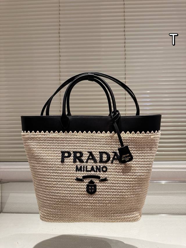 Prada绝美草编包 是背 Prada 阳光草编包的夏天啦 马上夏至了，来推荐这只 Prada阳光草编包 编织和皮革，清爽也文艺，让你也可甜可美。设计也非常实用