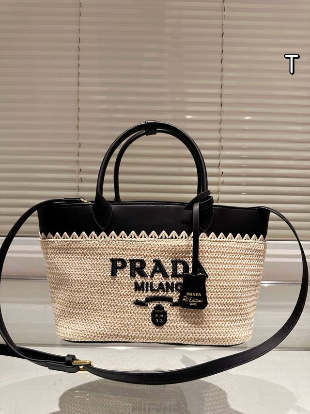 Prada绝美草编包 是背 Prada 阳光草编包的夏天啦 马上夏至了，来推荐这只 Prada阳光草编包 编织和皮革，清爽也文艺，让你也可甜可美。设计也非常实用