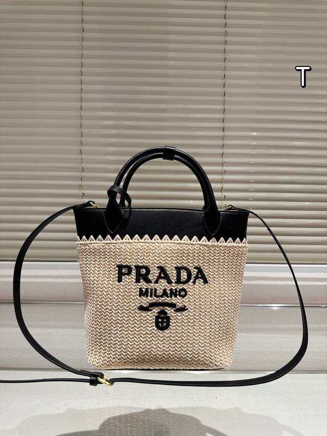 Prada绝美草编包 是背 Prada 阳光草编包的夏天啦 马上夏至了，来推荐这只 Prada阳光草编包 编织和皮革，清爽也文艺，让你也可甜可美。设计也非常实用