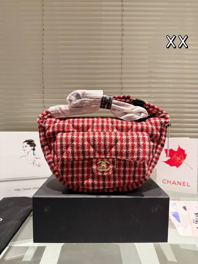 配盒 Chanel 24N Jennie同款 24N的Chanel还蛮有看头的 之前看Lookbook就非常喜欢这只红色小挎包很幸运在上新第一天拿到了自重很轻红