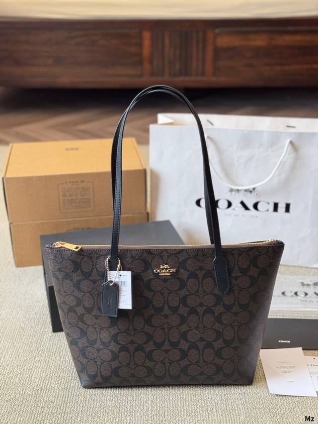 牛皮版本 Coach 新品 Fiona Zip Tote 23 Coach 新品 Fiona 托特23来了 这个尺寸的包包，感觉大小也是很合适 有自带拉链设计，