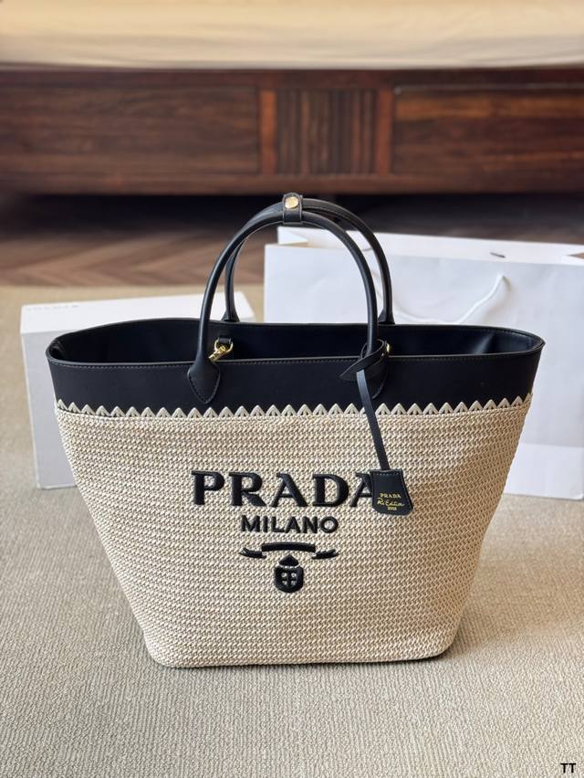 Prada绝美草编包 是背 Prada 阳光草编包的夏天啦 马上夏至了，来推荐这只 Prada阳光草编包 编织和皮革，清爽也文艺，让你也可甜可美。设计也非常实用