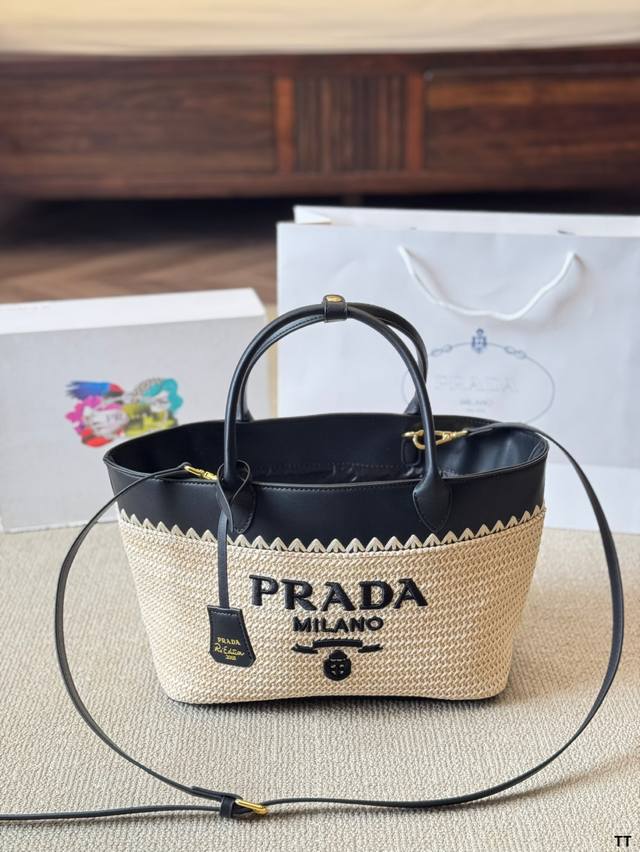 Prada绝美草编包 是背 Prada 阳光草编包的夏天啦 马上夏至了，来推荐这只 Prada阳光草编包 编织和皮革，清爽也文艺，让你也可甜可美。设计也非常实用