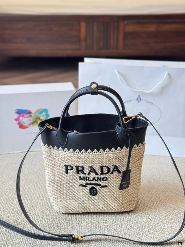 Prada绝美草编包 是背 Prada 阳光草编包的夏天啦 马上夏至了，来推荐这只 Prada阳光草编包 编织和皮革，清爽也文艺，让你也可甜可美。设计也非常实用