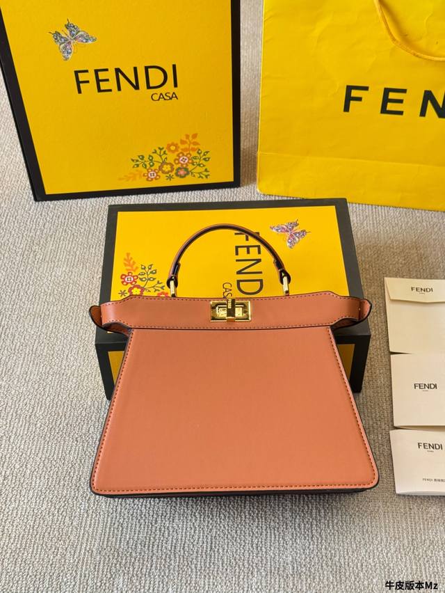 牛皮版本 Fendipeekaboo手袋，简直是低调奢华的代名词！ 回这款包包以其独特的开合设计和经典的双面皮革，展现了无与伦比的精致感。中等容量，非常适合日常