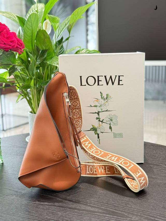 Loewe新款男士单肩包Anton Sling Loewe-- Anton Sling单肩包 独特的三角笋包形状，胸前背比身后背更好看针。外层由法国粒面小牛皮纯