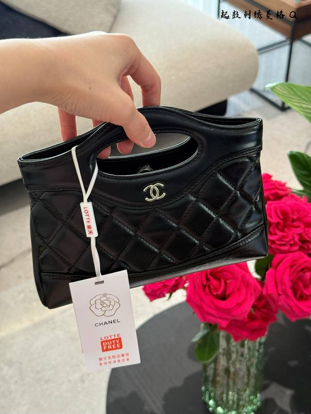 Chanel31Bag迷你 不信这只绝美31Bag Nano拿不下你~上身一秒就直接爱上了 白色真是又有少女感又很优雅 油蜡小羊皮散发出来的光泽感绝了+ Nan