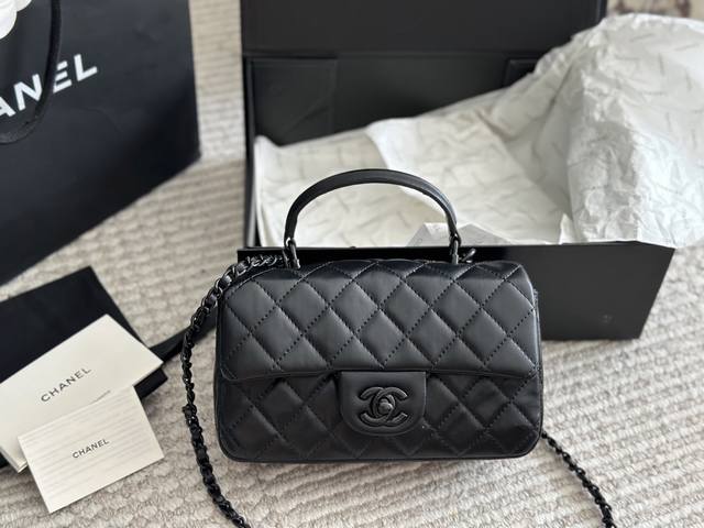 配盒 Size ：20*12Cm 小香家 Chanel23K皮穿链手柄Cf让经典再升级~ 可以手提的！包包很实用！ 羊皮配淡金扣，优雅又公主！