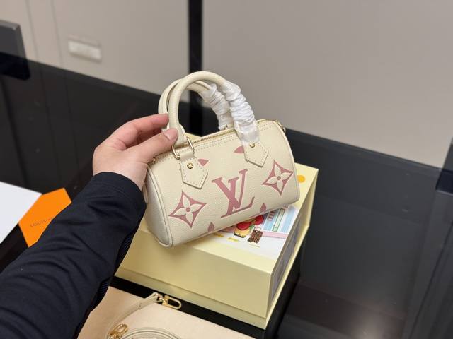 新款 配折叠盒 Size：16*12Cm Lv Speedy Nano 代购渠道 台湾客定面料+五金+ 肩带可以拆卸和调节长短哦！