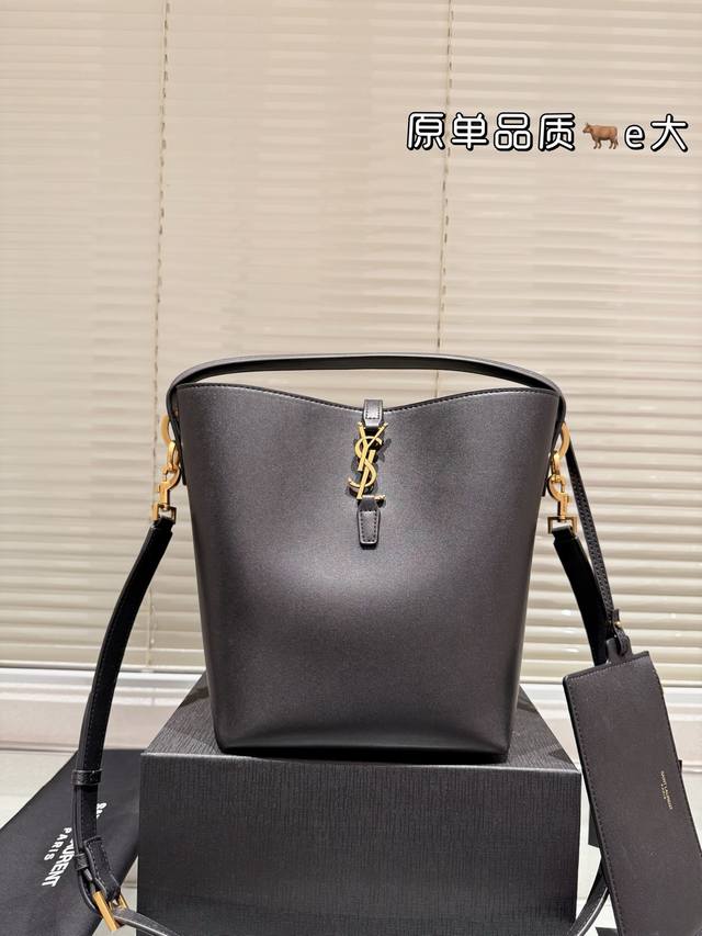 原单牛皮 Ysl Hobo腋下 水桶包 Ysi家当之无愧的入门经典款 超级耐燥这个皮质真的是我最爱的皮质之一不怕刮牛皮的纹理也有质感 相比金链我更喜欢链非常耐看