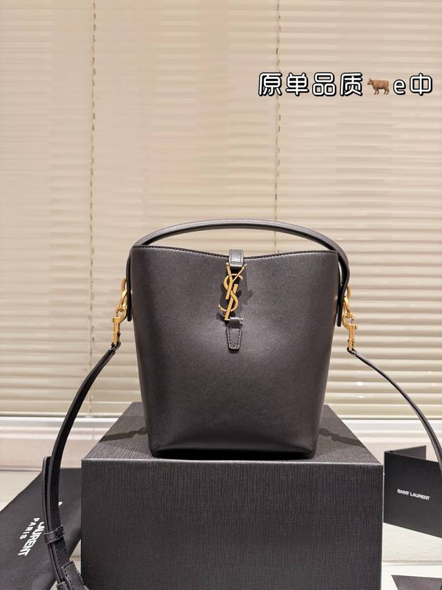 原单牛皮 Ysl Hobo腋下 水桶包 Ysi家当之无愧的入门经典款 超级耐燥这个皮质真的是我最爱的皮质之一不怕刮牛皮的纹理也有质感 相比金链我更喜欢链非常耐看