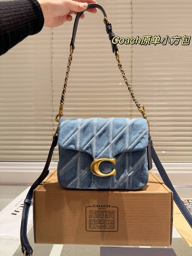 牛仔 全套包装 Coach的Square Tabby 蔻驰是一款备受瞩目的时 它在设计上展现出简约而不失优雅的风格。方正的轮廓线条流畅，彰显出规整与大气。包身材