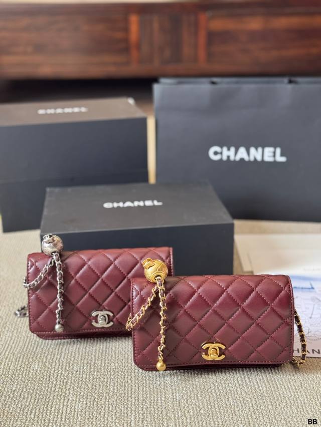 Chanel Woc 金球发财包 小香牛皮最近好多明星都在背 Chanel 19 这款包是由老佛爷Karl Lagerfeld 和 Chanel现任创意总监 V