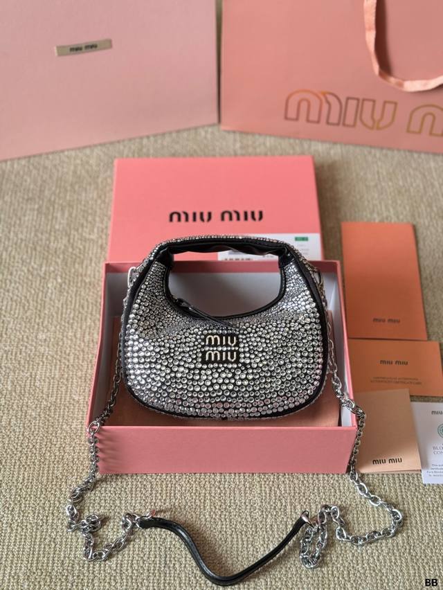 缪缪钻包 Miumiu派对包 Miumiu 这两年实在是太火啦 虽然之前Miumiu也有很多水钻包，但是大多数都是繁复的花钻扣设计。假日系列一改之前繁复水钻设计