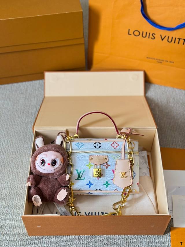 村上隆 白三彩 Lv 2025 Vanity Chain Pouch 手袋 包包 Vanity Chain Pouch 手袋以经典化妆箱为灵感，同样采用 Mon