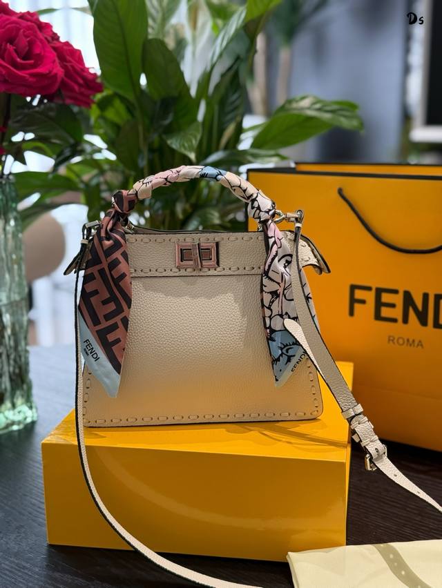 Fendi包治百病 的逛街时候被Fendi Peekaboo Iseeu Petite一眼迷住天然粒面的否小牛皮搭配上Selleria手工缝线 设计感满满，低调