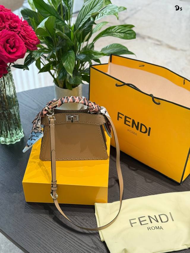 Fendi包治百病 的逛街时候被Fendi Peekaboo Iseeu Petite一眼迷住天然粒面的否小牛皮搭配上Selleria手工缝线 设计感满满，低调