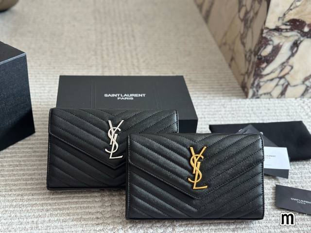 Ysl Woc 鱼子酱 链条包信封包Ysi家当之无愧的入门经典款 超级耐燥这个皮质真的是我最爱的皮质之一不怕刮牛皮的纹理也有质感 相比金链我更喜欢链非常耐看 链