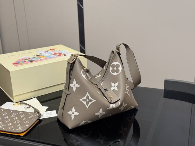 Size：26.32Cm Lv Carryall 年度包王 带有蝴蝶结的腋下包喜欢吗， 内附一只收纳零钱包， 性价比颜值超在线了 ！ 单肩斜挎完全没问题 怎么背