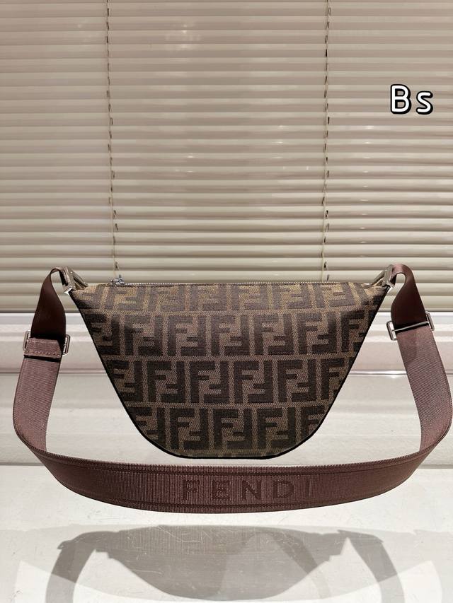 Size：31.19Cm Fendi 每个角度都敲好看的 新款斜挎包 包底的设计简直太爱啦！ 360度无死角！！ 怎么背都美貌时髦