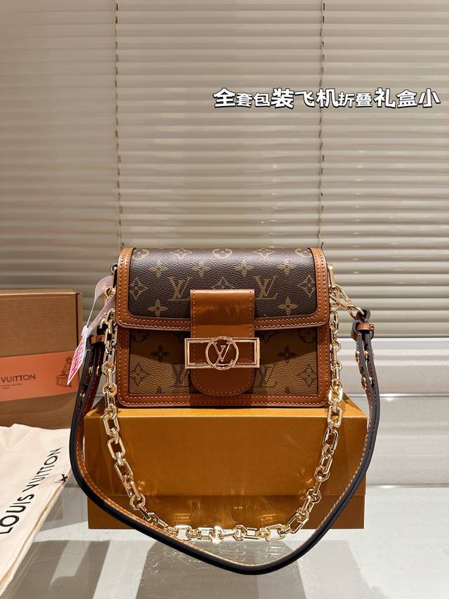 原单 复刻 牛皮 Louis Vuitton Dauphine达芙妮邮差包，全牛皮，万能搭配四季，夏日轻薄都能Hold住。复古但上身时髦的信封包，线条硬朗流畅。