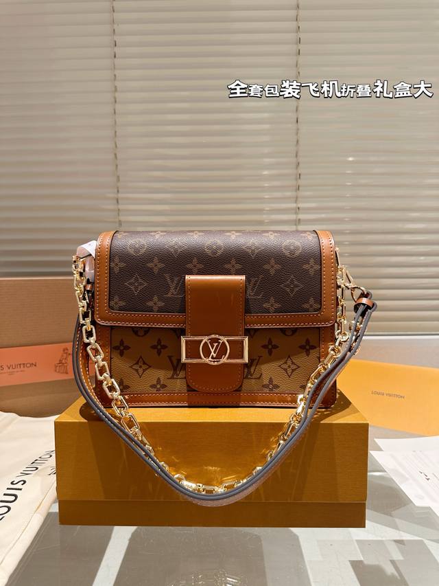 原单 复刻 牛皮 Louis Vuitton Dauphine达芙妮邮差包，全牛皮，万能搭配四季，夏日轻薄都能Hold住。复古但上身时髦的信封包，线条硬朗流畅。