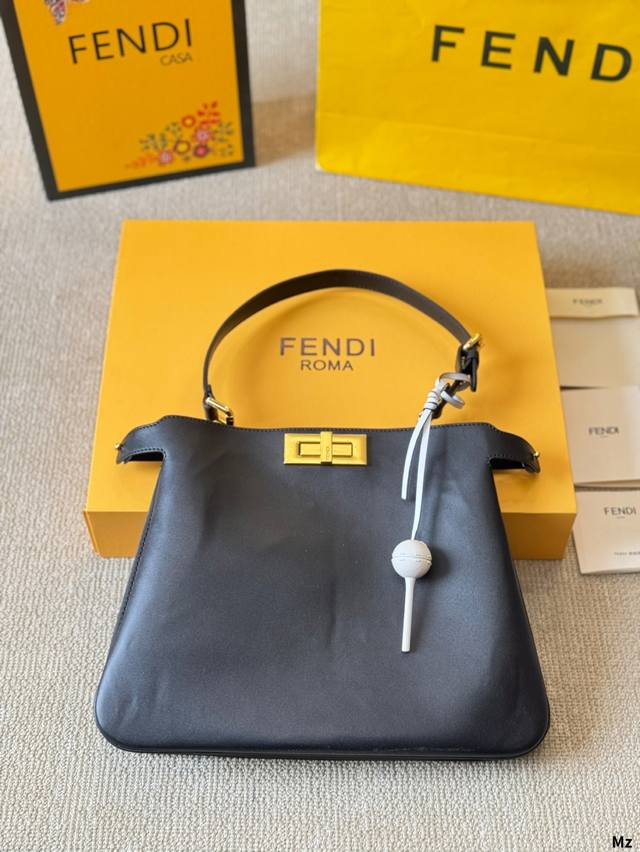 Fendipeekaboo手袋，简直是低调奢华的代名词！ 回这款包包以其独特的开合设计和经典的双面皮革，展现了无与伦比的精致感。中等容量，非常适合日常使用，能轻